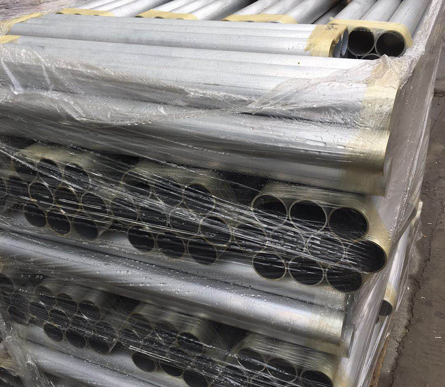 熱處理：無論是哪一種熱處理工藝，都是由加熱、保溫文冷卻三個階段組成的。因而，整個工藝進程都可以用加熱速度、加熱溫度、保溫時刻、冷卻速度和總的連續時刻來描繪。  根本熱處理首要包含：退火、淬火、時效或回火；  1、均勻化退火——用於消除或減少鑄態合金非平衡狀況的熱處理，憑借高溫時合金內部原子的擴散，使鑄錠晶內化學成分分布均勻，組織到達或挨近平衡狀況，蓋傘合金中第二相的形狀和分布，進步合金塑性，改善加工性能和最終使用性能；  2、淬火——將金屬合金從固態下的高溫態以過冷或過飽和方式固定到室溫，或使高溫相在冷卻時轉變成另一種晶體結構的亞穩狀況；首要意圖是為了取得過飽和固溶體，為後續的時效做好組織準備；  3、時效或回火——室溫或保持或加熱使過飽和固溶體分解的熱處理；淬火得到的過飽和固溶體，具有較高的能量狀的亞穩相，在一定溫度或許室溫保持較長時刻，它就會相較低能量的穩定態轉化，即過飽和固溶體發生分解；因此，沒有淬火處理，就無所謂時效或回火。